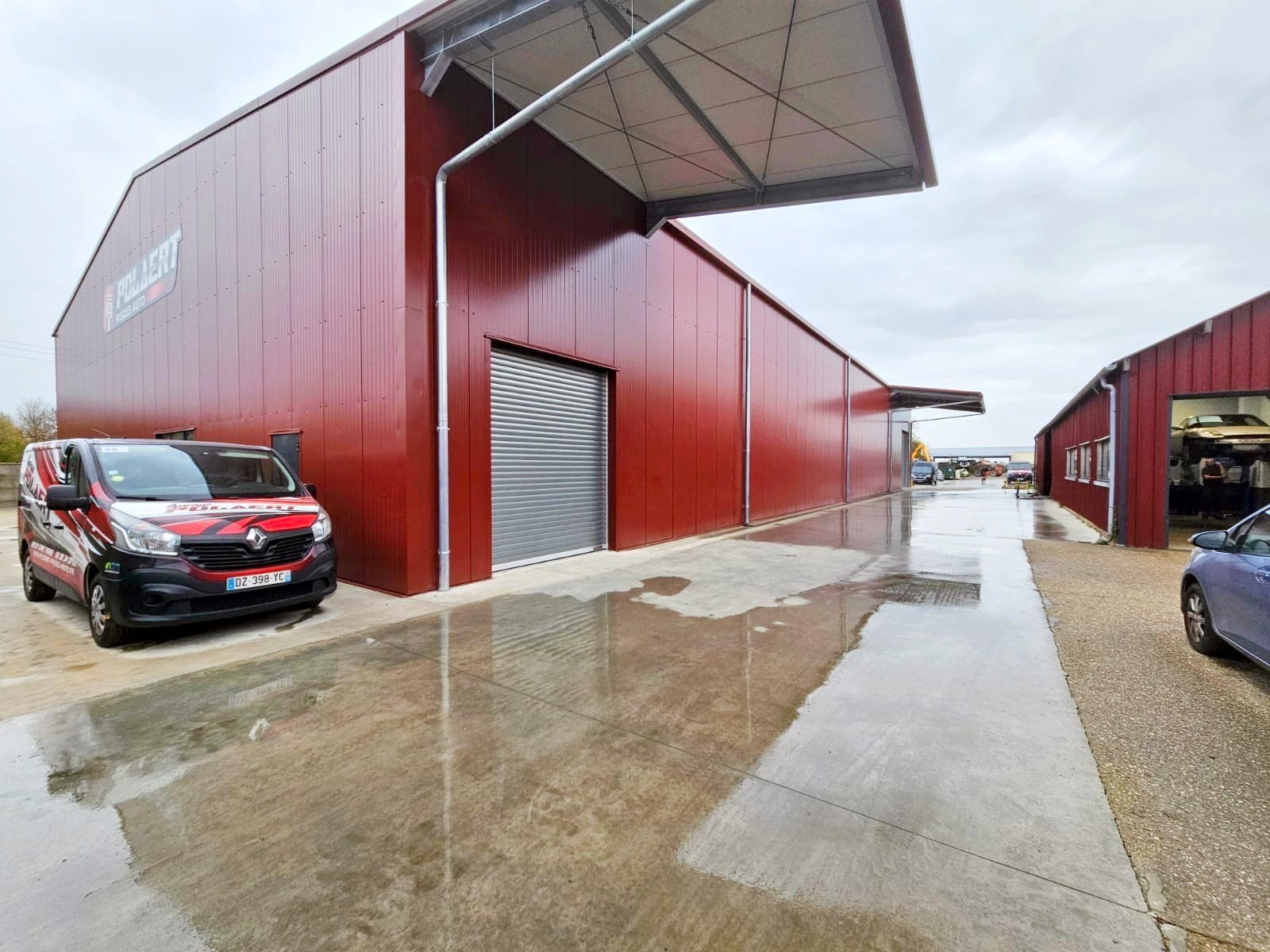 Bâtiment Polaert Pièces Auto et véhicule de la société sur le site